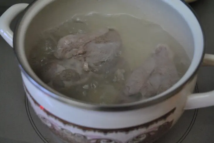 Суп с уткой, стручковой фасолью и клёцками с ржаными отрубями: шаг 1