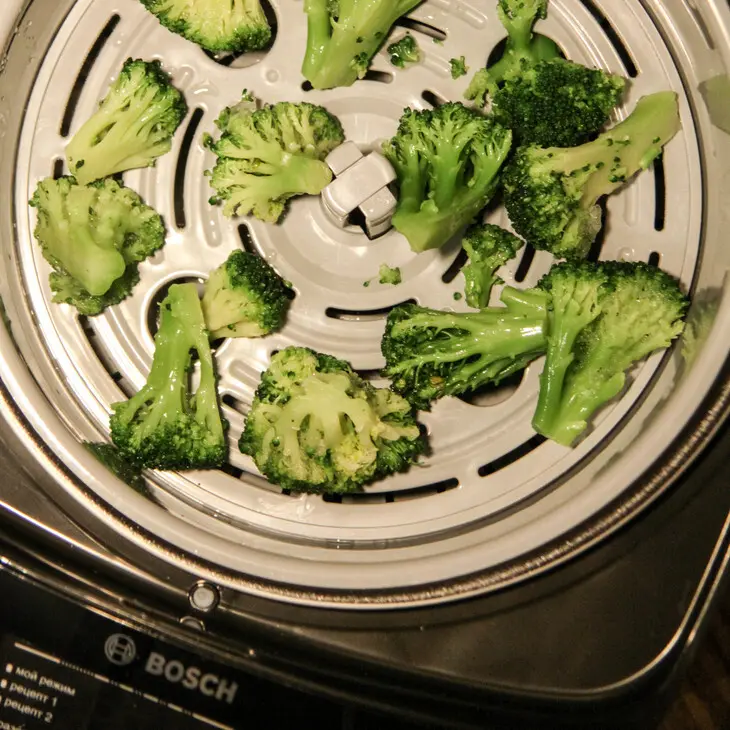 Салат из брокколи с курицей: шаг 3