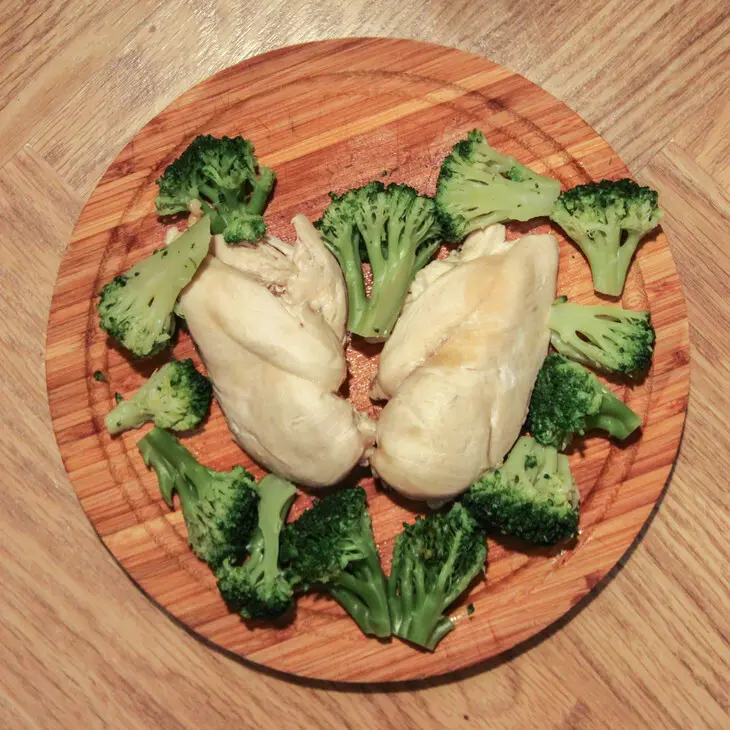 Салат из брокколи с курицей: шаг 4