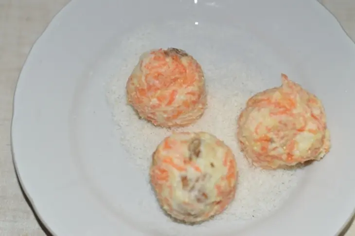 Творожные шарики с морковью и изюмом: шаг 4
