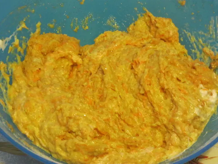 Морковные маффины с мандаринами и мармеладом: шаг 2