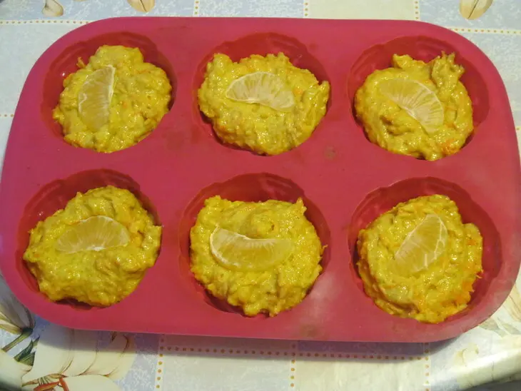 Морковные маффины с мандаринами и мармеладом: шаг 3