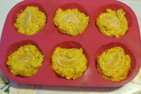 Морковные маффины с мандаринами и мармеладом: шаг 3