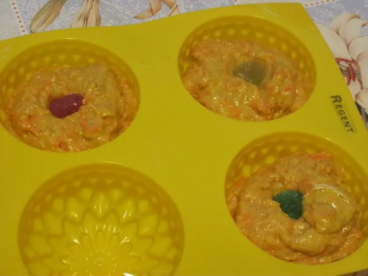 Морковные маффины с мандаринами и мармеладом: шаг 4