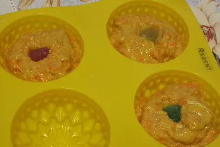Морковные маффины с мандаринами и мармеладом: шаг 4