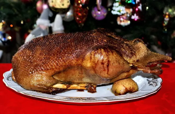 Гусь с яблоками и черносливом: шаг 7