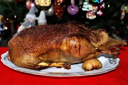 Гусь с яблоками и черносливом: шаг 7