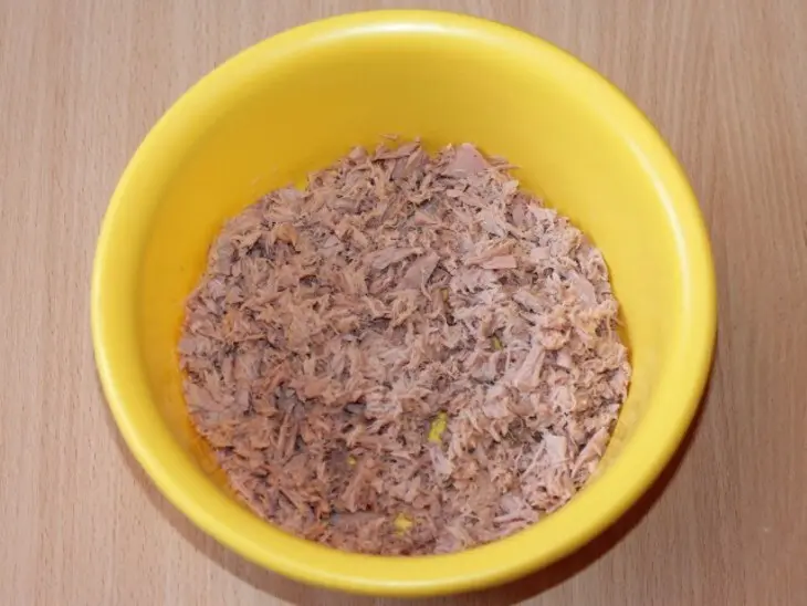Салат из зеленого горошка с тунцом и рисом: шаг 2