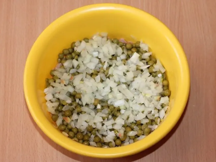 Салат из зеленого горошка с тунцом и рисом: шаг 4