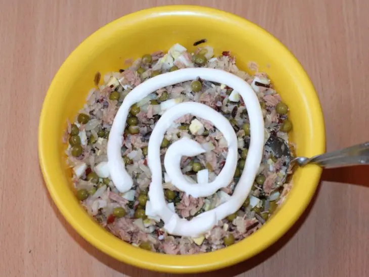 Салат из зеленого горошка с тунцом и рисом: шаг 7