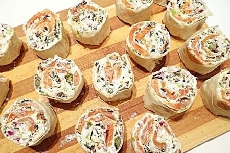 Рулетики из лаваша с диким рисом и лососем: шаг 12
