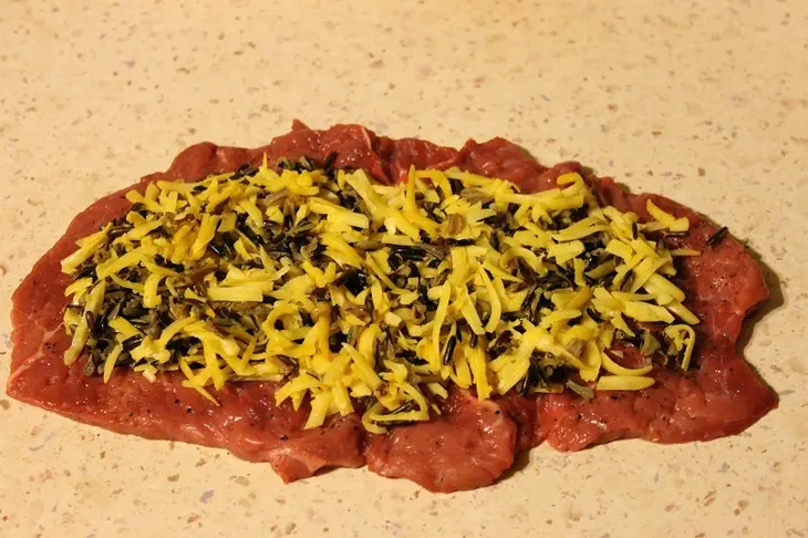 Рулет из говядины с рисом и сыром: шаг 4