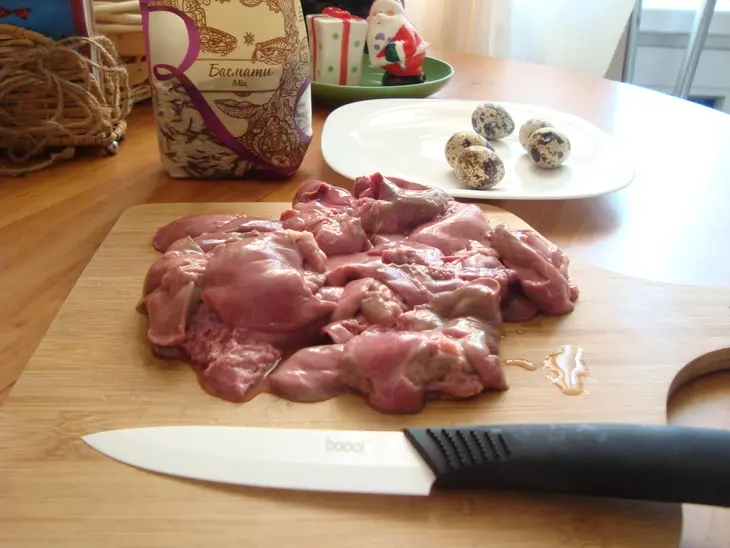 Салат с куриной печенью и перепелиными яйцами: шаг 2