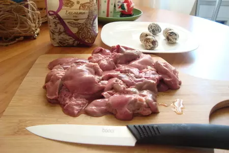 Салат с куриной печенью и перепелиными яйцами: шаг 2