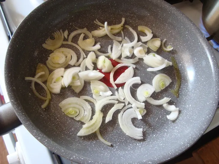Салат с куриной печенью и перепелиными яйцами: шаг 4
