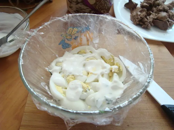 Салат с куриной печенью и перепелиными яйцами: шаг 7