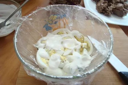 Салат с куриной печенью и перепелиными яйцами: шаг 7