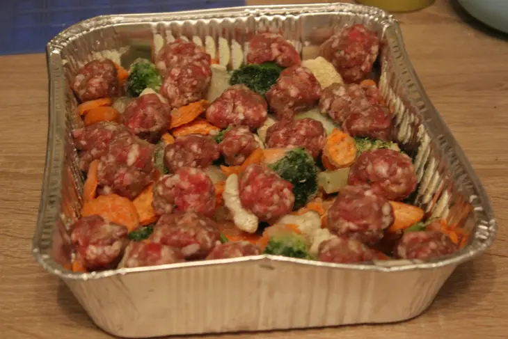 Запеканка из овощей, риса акватика микс и мясных фрикаделек: шаг 6