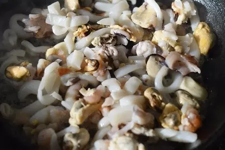 Салат из морепродуктов с черным рисом: шаг 1