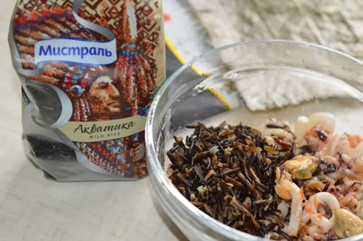 Салат из морепродуктов с черным рисом: шаг 2