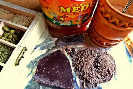 Шоколадный напиток с корицей и мёдом: шаг 1