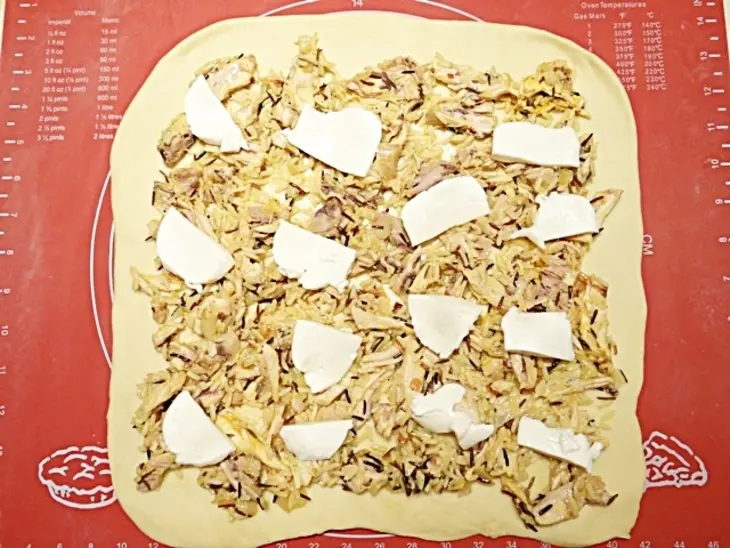 Рулет с курицей, рисом и моцареллой: шаг 12