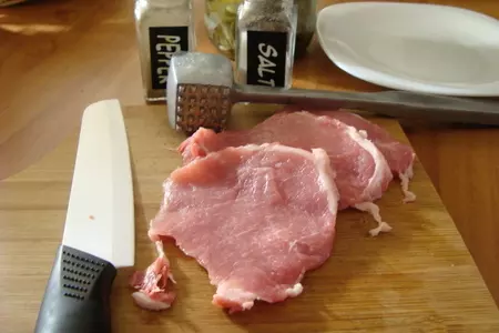 Мясо с огурцом или мясные рулетики с огурцом "спасибо андрей": шаг 1