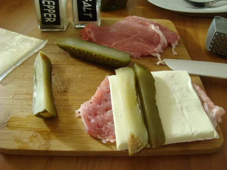Мясо с огурцом или мясные рулетики с огурцом "спасибо андрей": шаг 3