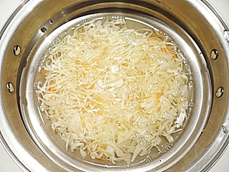 Пирог с квашеной капустой, рисом и колбасками: шаг 3
