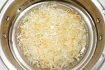 Пирог с квашеной капустой, рисом и колбасками: шаг 3