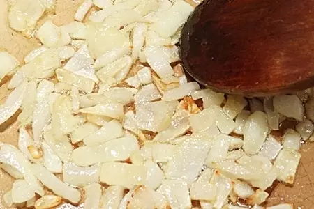 Пирог с квашеной капустой, рисом и колбасками: шаг 5