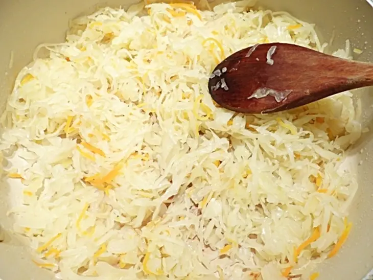 Пирог с квашеной капустой, рисом и колбасками: шаг 6