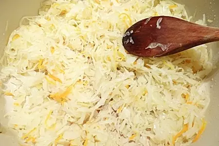 Пирог с квашеной капустой, рисом и колбасками: шаг 6