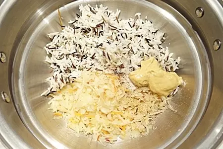 Пирог с квашеной капустой, рисом и колбасками: шаг 7