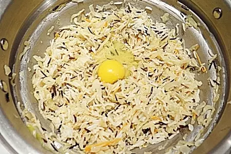 Пирог с квашеной капустой, рисом и колбасками: шаг 8