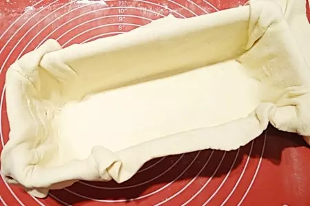 Пирог с квашеной капустой, рисом и колбасками: шаг 10