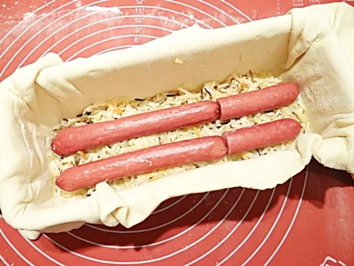 Пирог с квашеной капустой, рисом и колбасками: шаг 11