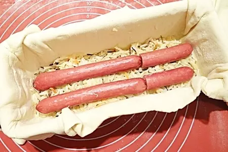 Пирог с квашеной капустой, рисом и колбасками: шаг 11