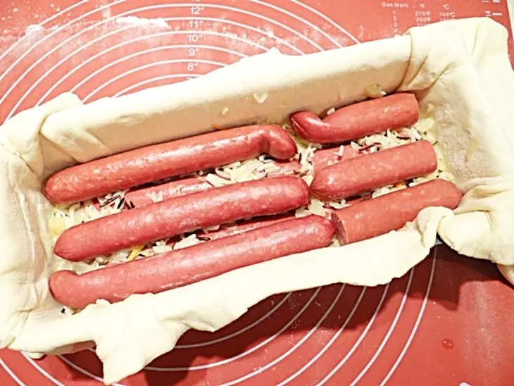 Пирог с квашеной капустой, рисом и колбасками: шаг 12