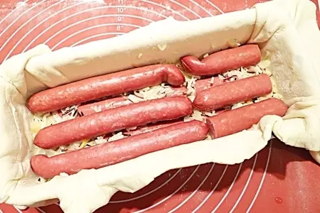 Пирог с квашеной капустой, рисом и колбасками: шаг 12