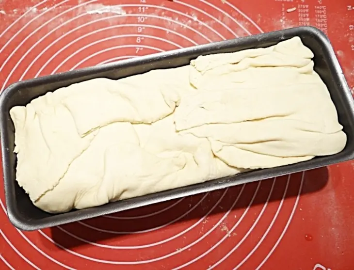 Пирог с квашеной капустой, рисом и колбасками: шаг 13
