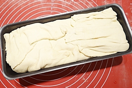 Пирог с квашеной капустой, рисом и колбасками: шаг 13