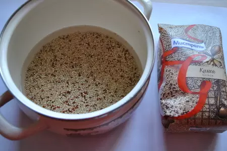 Салат с киноа, рыбными роллами и сливочным сыром: шаг 1