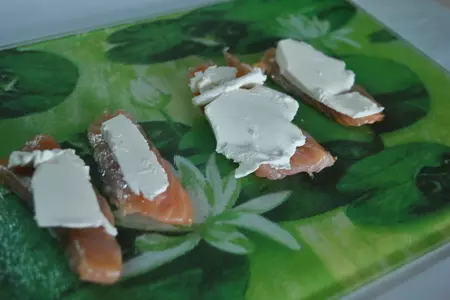 Салат с киноа, рыбными роллами и сливочным сыром: шаг 2