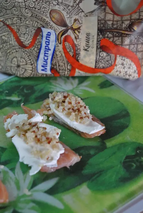 Салат с киноа, рыбными роллами и сливочным сыром: шаг 3
