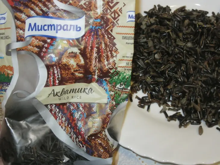 Салат с диким рисом, форелью и свежими огурцами: шаг 1