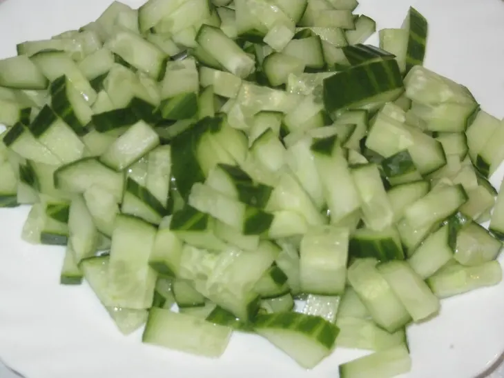 Салат с диким рисом, форелью и свежими огурцами: шаг 2