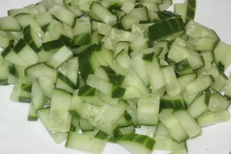 Салат с диким рисом, форелью и свежими огурцами: шаг 2