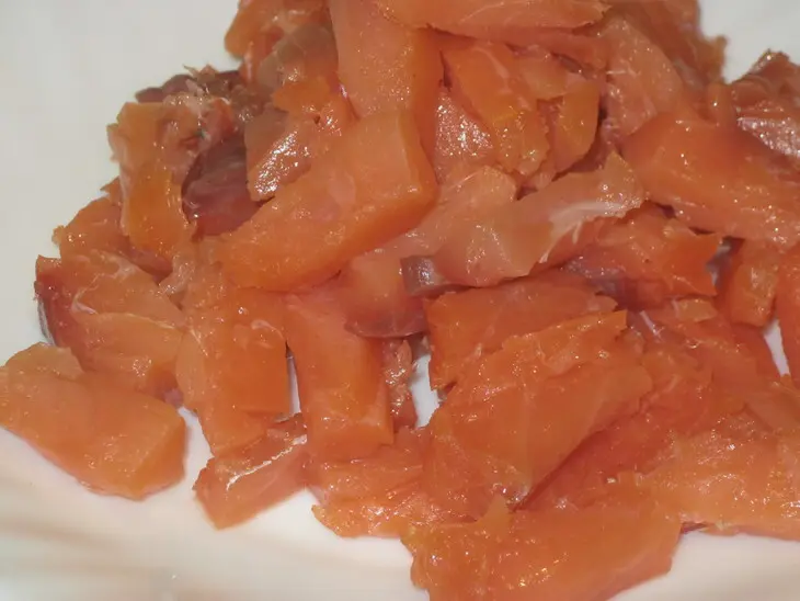Салат с диким рисом, форелью и свежими огурцами: шаг 4