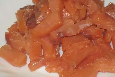 Салат с диким рисом, форелью и свежими огурцами: шаг 4